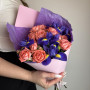 Дофаминовый букет из ирисов и кустовых роз фото 3